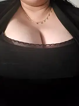 emiliecurvy83 online show from March 24, 2026, 1:05 pm