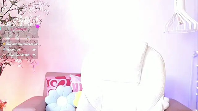 Snapshot of LucyWeisser chatting on April 16, 2026, 8:09 pm LucyWeisser online show from April 16, 2026, 8:09 pm