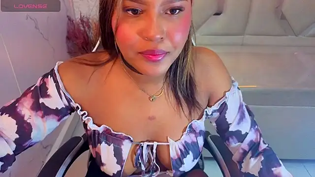 Snapshot of naomitp chatting on June 5, 2026, 12:33 pm naomitp online show from June 5, 2026, 12:33 pm