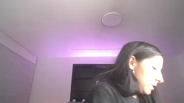 Melannyy V online show from August 6, 2026, 1:02 pm