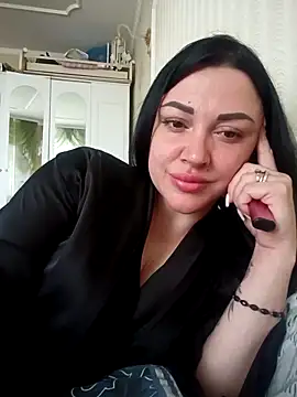 Snapshot of Elsie-Nora chatting on May 7, 2026, 5:35 am Elsie-Nora online show from May 7, 2026, 5:35 am