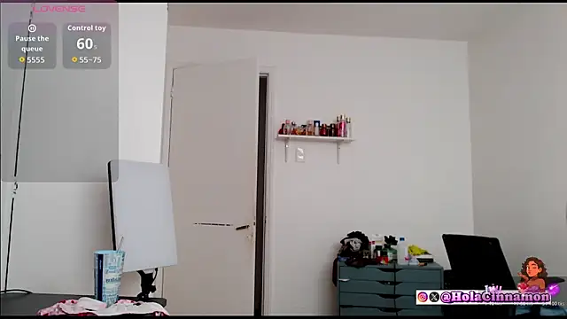 Snapshot of CinnamonRosa chatting on April 1, 2026, 9:23 pm CinnamonRosa online show from April 1, 2026, 9:23 pm