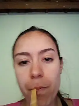 Isabelmotta  online show from April 17, 2026, 8:12 pm