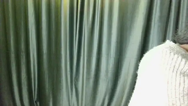 Snapshot of Layla_Muur chatting on May 15, 2026, 5:09 pm Layla Muur online show from May 15, 2026, 5:09 pm