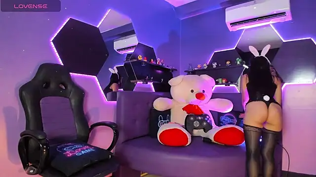 DaphneHarrison online show from March 22, 2026, 8:01 pm