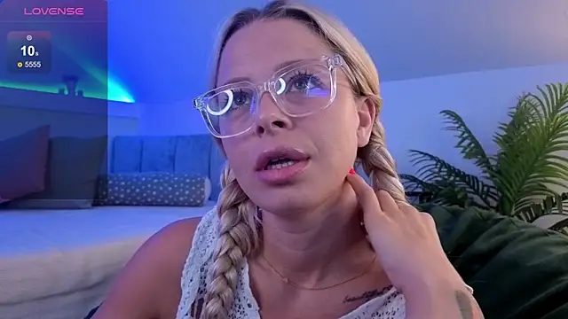 BluEyesKate online show from July 24, 2026, 3:04 am
