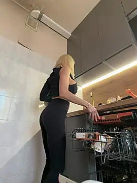 KiraMisss online show from April 2, 2026, 1:09 pm