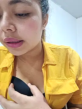 Snapshot of Yelii_ chatting on June 8, 2026, 8:42 pm Yelii online show from June 8, 2026, 8:42 pm