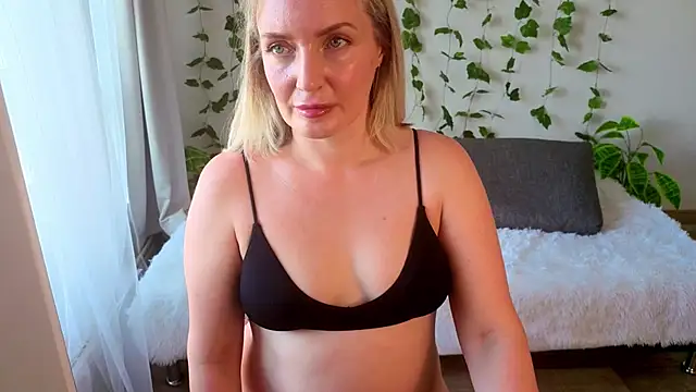 MonikFoxi online show from June 19, 2026, 4:50 am