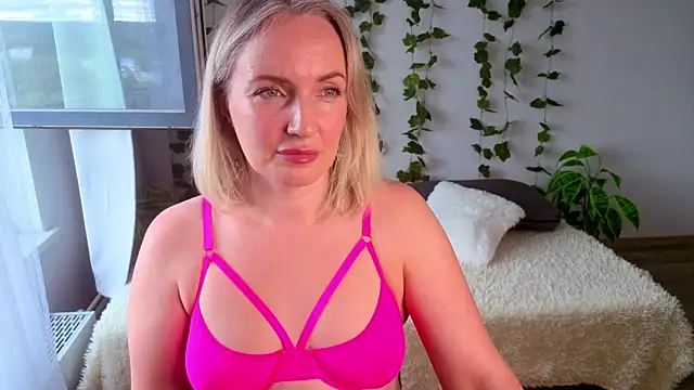 MonikFoxi online show from June 24, 2026, 4:22 am