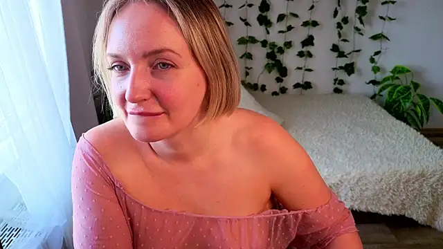 MonikFoxi online show from July 4, 2026, 4:29 am