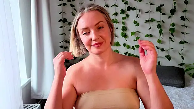 MonikFoxi online show from July 10, 2026, 5:01 am