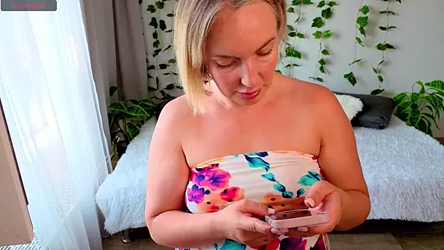 MonikFoxi online show from July 25, 2026, 4:10 am