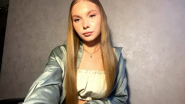 CarolineNine online show from April 18, 2026, 3:27 pm