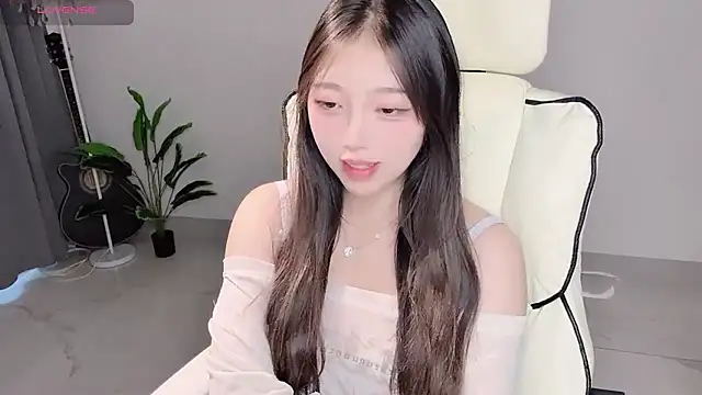 Yukiy8877 online show from May 4, 2026, 12:39 am