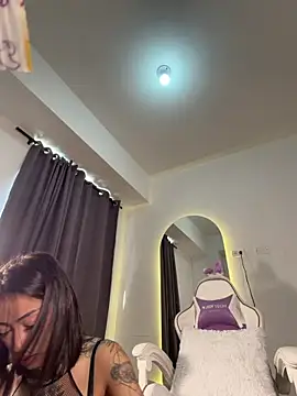 Snapshot of Ellelie_77 chatting on April 4, 2026, 2:25 pm Ellelie 77 online show from April 4, 2026, 2:25 pm