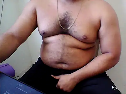 Derick 013 online show from May 10, 2026, 3:39 pm