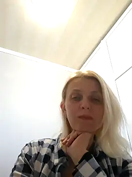 MiaLove183 online show from May 5, 2026, 1:52 pm
