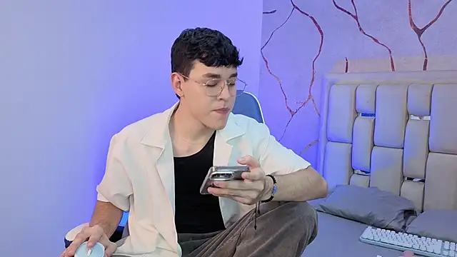 Tom Parker  online show from March 21, 2026, 11:19 pm