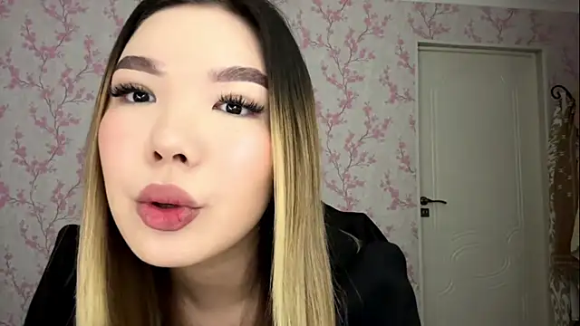 MadeleneStoesz online show from March 23, 2026, 5:44 am