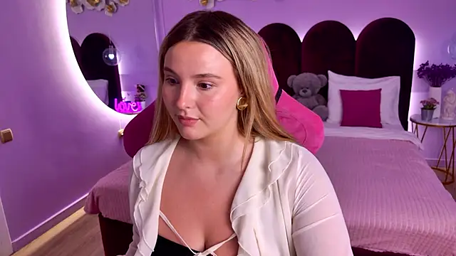 CharlotteAtwoood online show from July 30, 2026, 4:17 pm