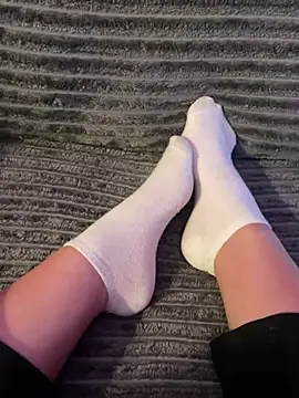 Snapshot of LilouPieds chatting on May 7, 2026, 8:25 pm LilouPieds online show from May 7, 2026, 8:25 pm
