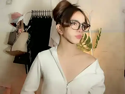 Snapshot of Leijona_Milker chatting on June 19, 2026, 2:10 pm Leijona Milker online show from June 19, 2026, 2:10 pm