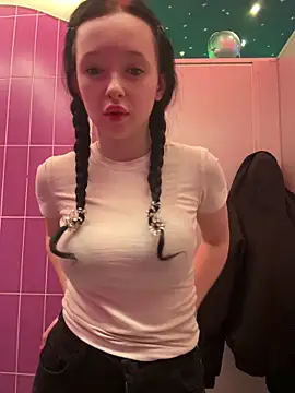 Snapshot of Flora_Ray chatting on April 8, 2026, 1:11 pm Flora Ray online show from April 8, 2026, 1:11 pm