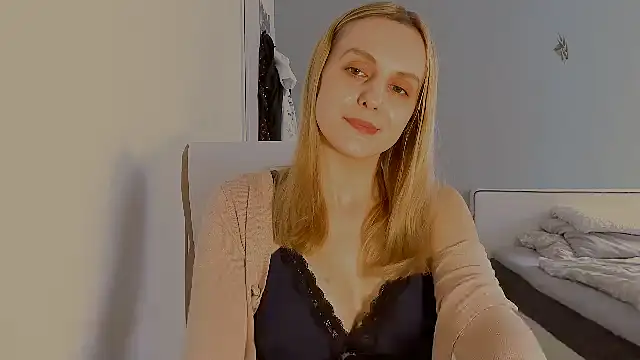 CutieLaura online show from April 9, 2026, 9:36 am