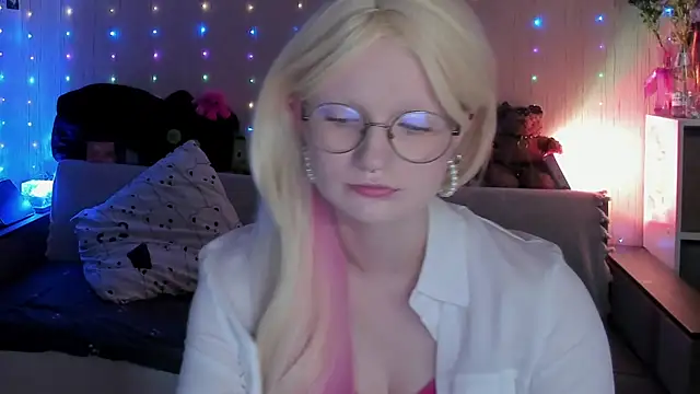 JulietFisher online show from June 25, 2026, 3:28 am