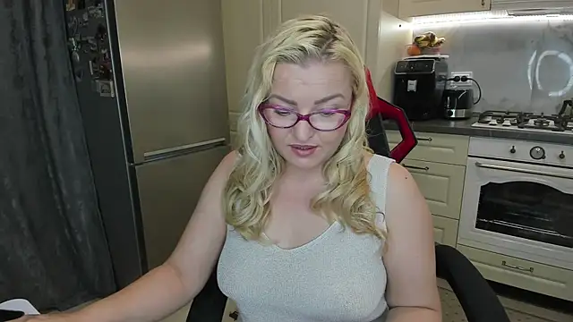 Snapshot of secr3tmistress chatting on April 18, 2026, 5:17 pm secr3tmistress online show from April 18, 2026, 5:17 pm