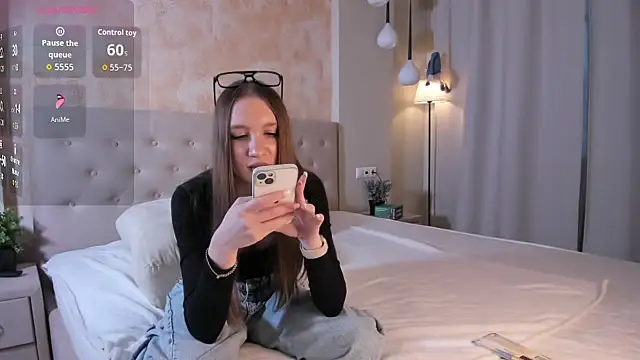 Nayeomy online show from April 3, 2026, 1:53 pm