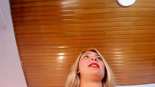 Catalina Osorio online show from April 28, 2026, 2:27 am