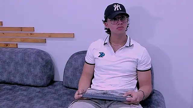 Snapshot of axxel_body chatting on March 28, 2026, 8:41 pm axxel body online show from March 28, 2026, 8:41 pm