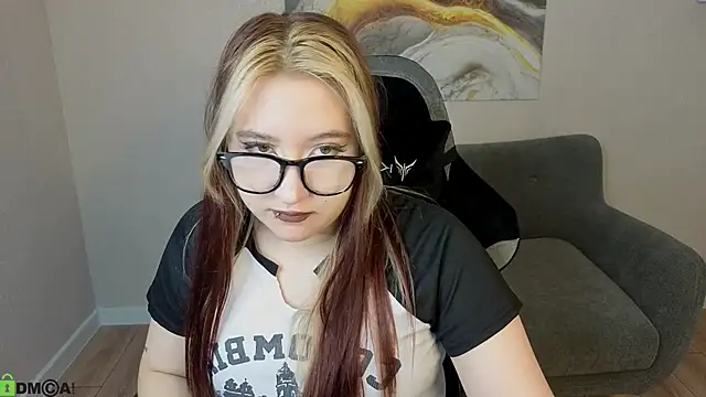 Snapshot of Luna_Host chatting on May 10, 2026, 1:22 am Luna Host online show from May 10, 2026, 1:22 am