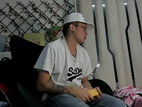 BarbieAndMax online show from March 29, 2026, 5:02 pm