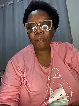 Snapshot of BoobsQueeen chatting on July 17, 2026, 1:56 am BoobsQueeen online show from July 17, 2026, 1:56 am