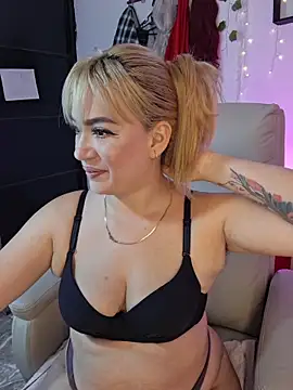 Snapshot of Carolina_2403 chatting on June 10, 2026, 11:57 pm Carolina 2403 online show from June 10, 2026, 11:57 pm