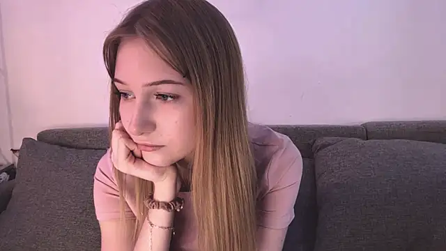KatrineDrea online show from April 22, 2026, 3:24 pm