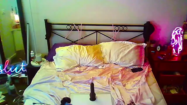 courtney1982 online show from May 31, 2026, 9:05 am