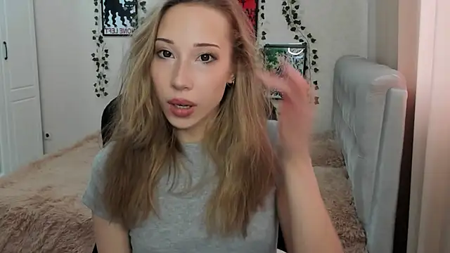 Emmarayder online show from April 13, 2026, 1:49 pm