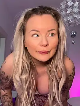 Snapshot of Shorty_Holly chatting on April 15, 2026, 5:58 am Shorty Holly online show from April 15, 2026, 5:58 am