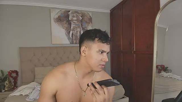 Snapshot of Maxi_and_Ares chatting on May 18, 2026, 7:31 pm Maxi and Ares online show from May 18, 2026, 7:31 pm
