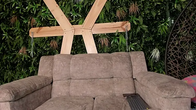 Snapshot of Milan_Moon chatting on April 14, 2026, 8:26 pm Milan Moon online show from April 14, 2026, 8:26 pm