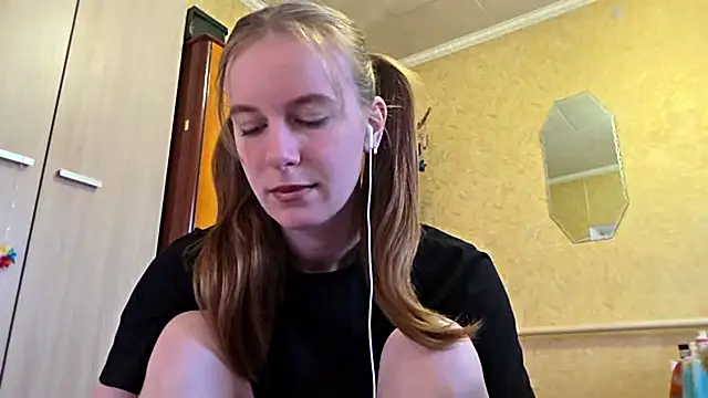 DonnaKuc online show from April 23, 2026, 6:14 am