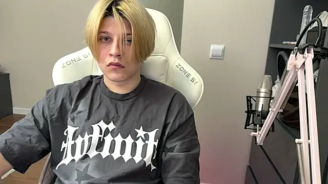 Snapshot of loverria1 chatting on April 3, 2026, 11:41 am loverria1 online show from April 3, 2026, 11:41 am