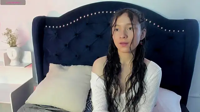 Honney Bunny18 online show from April 8, 2026, 2:39 pm