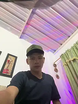 sebascuterouss online show from April 28, 2026, 3:22 am
