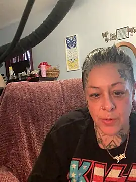 Snapshot of Kitty_bang chatting on April 15, 2026, 7:21 pm Kitty bang online show from April 15, 2026, 7:21 pm