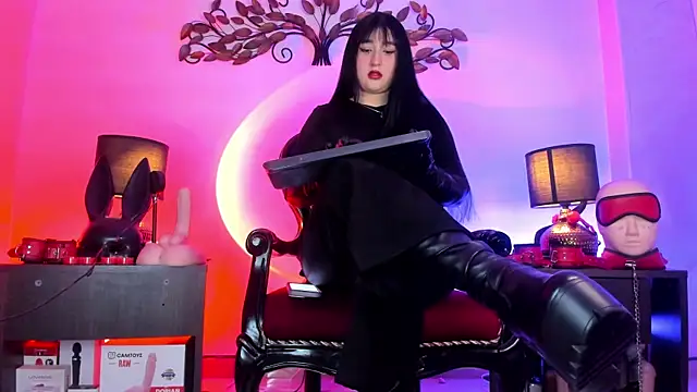 Snapshot of Madamedaphne_ chatting on July 7, 2026, 2:43 pm Madamedaphne online show from July 7, 2026, 2:43 pm